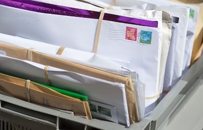 Bedrijf stopt salaris van zieke werknemer die brieven negeert, maar dat blijkt juist schuld van zijn