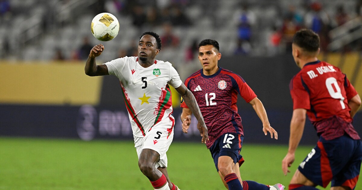 Ridgeciano Haps trots op Suriname: ‘Ze moeten rekening houden met ons’ | Voetbal