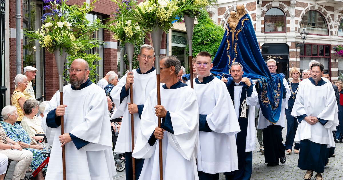 Nico is blij dat de meisjes met de belletjes nog in de Maria Ommegang zitten
