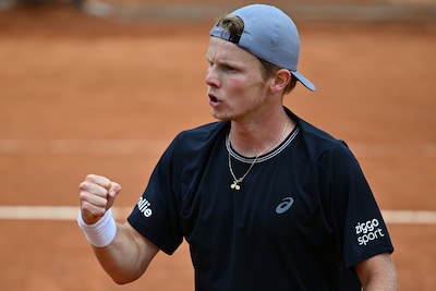 ‘Lucky loser’ Jesper de Jong boekt fraaie zege op oud-winnaar Stan Wawrinka in Parijs