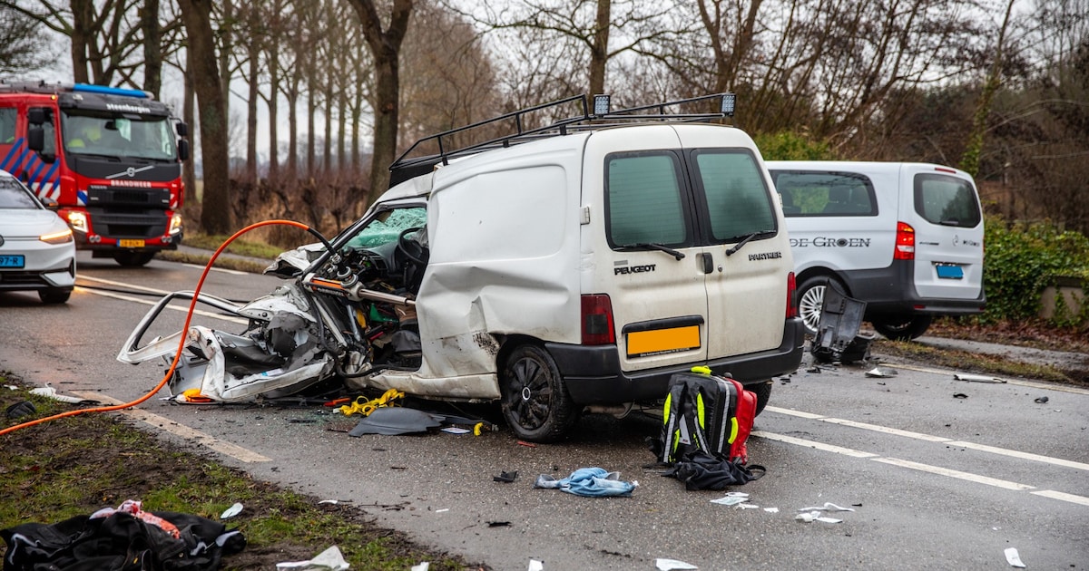Frontale botsing tussen bedrijfswa­gen en taxibus in Steenber­gen: bestuurder bekneld, schade enorm