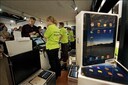 Kopers van een iPad staan vrijdagmorgen in de rij voor de kassa in een winkel in Rotterdam. FOTO ANP.