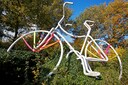 De fiets, een ontwerp uit één lijn, op de kruising van de Beneluxweg en de Europaweg.