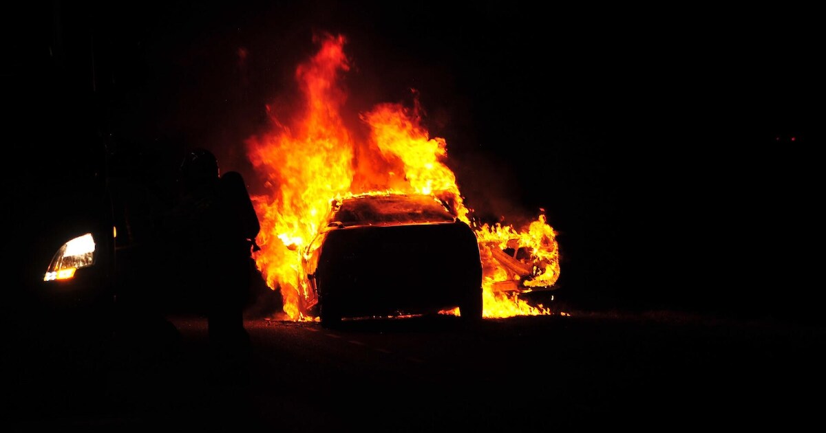Auto begint te roken en staat momenten later volledig in lichterlaaie bij Maarheeze