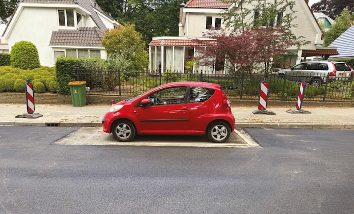 de-rode-auto-aan-de-prins-bernhardlaan-in-ede-stond-in-de-weg-bij-het-asfalteren-de-wegwerkers-hebben-er-omheen-gewerkt