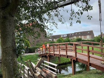 Inspecteurs controleren bruggen en duikers in Moerdijk