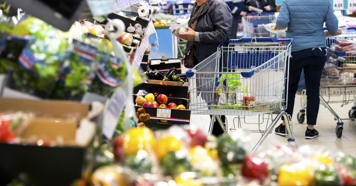 Rina, Toos en Maria gaan samen boodschappen doen nu hun dorp geen ...
