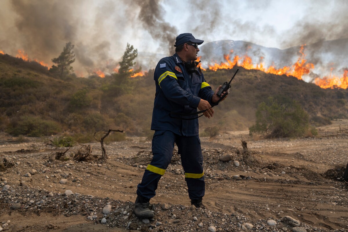 Een brandweerman op Rhodos.