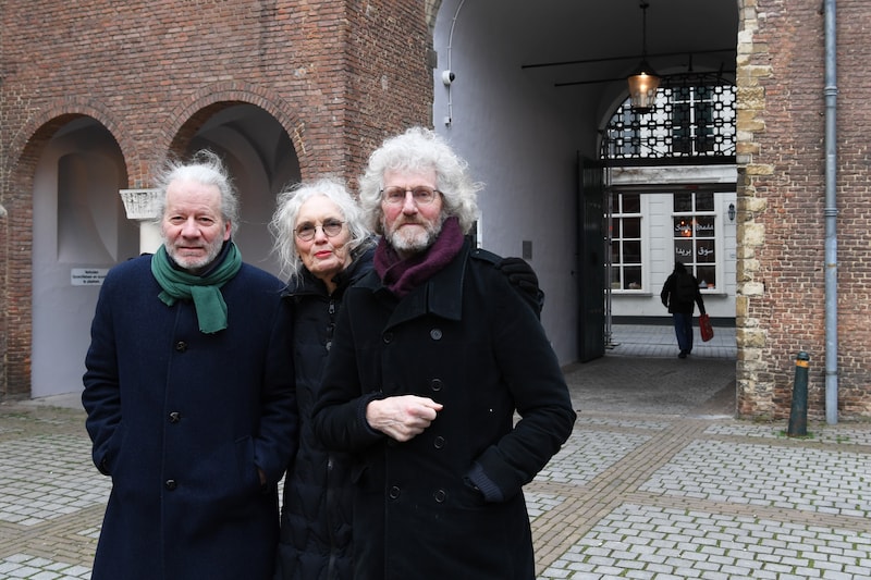 Op het binnenplein van het oude St. Joost in Breda met vanaf links: Eloi Koreman, Josephine Siebers en Frank Siegmund.