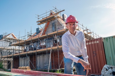 De bouw piept, kraakt en wacht: vakmensen zijn schaars, vergunningen traag