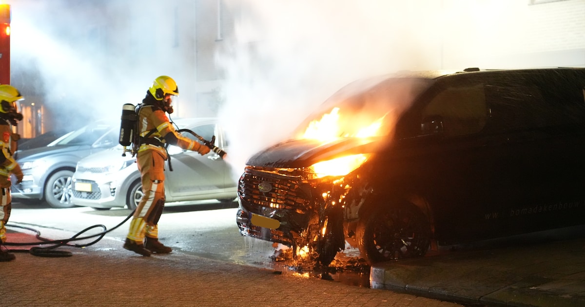 Brand in busje in Dongen: omstanders blussen tot brandweer arriveert