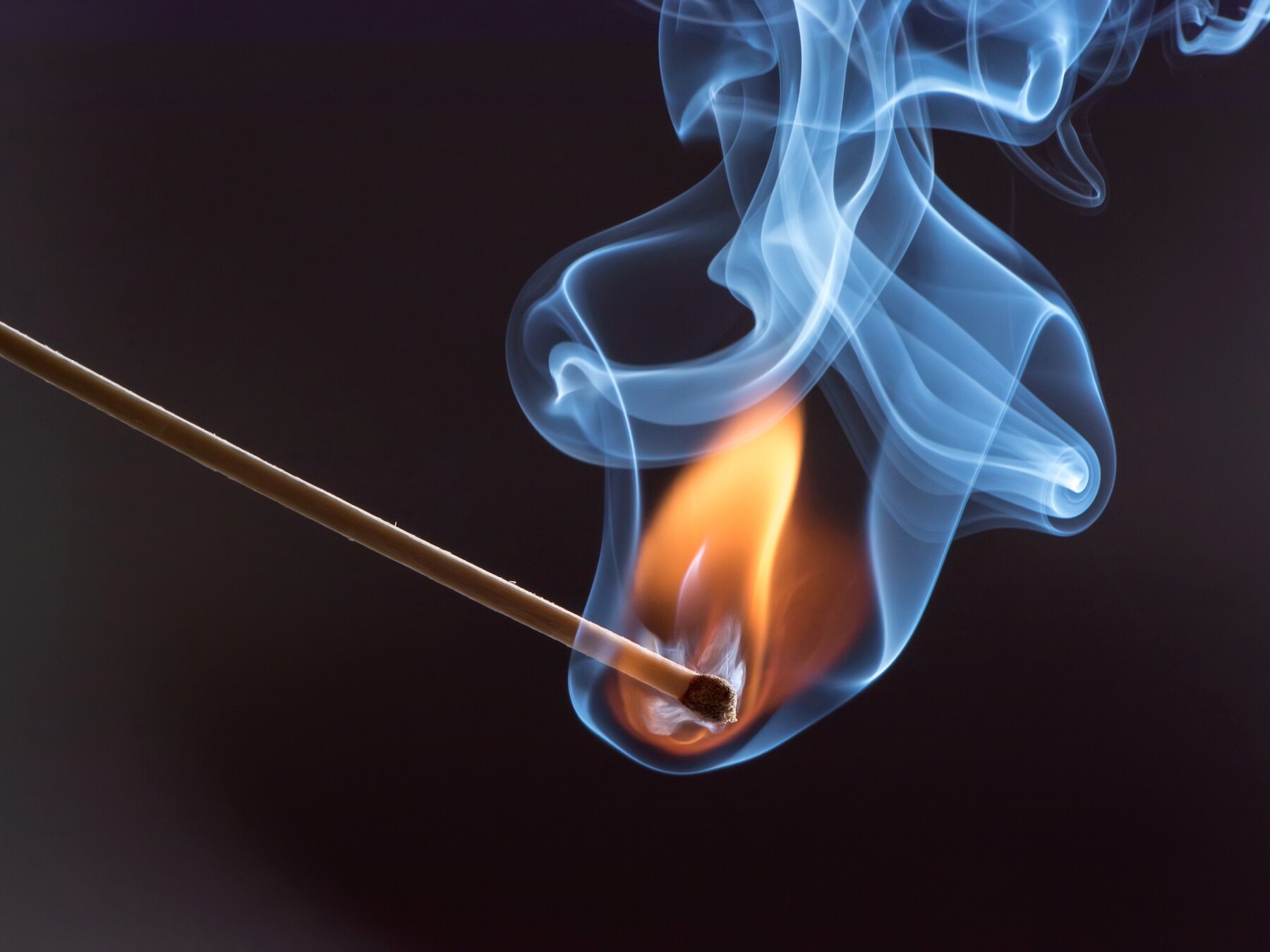 Voordeur en auto in brand in Oosterhout, vuur vermoedelijk aangestoken