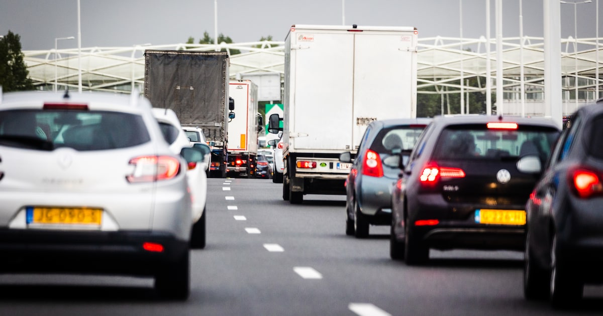 Lange file richting Europoort na ongeluk bij afrit Brielle