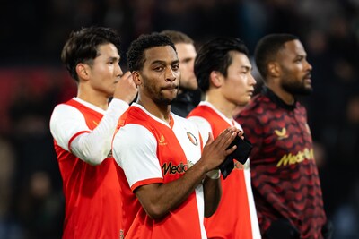 https://images.bndestem.nl/NDQ2OGE2OTE3YTUwYzIwMzFjZWYvZGlvLzI2Nzg2NzcyOC9maXQtd2lkdGgvNDAw/rotterdam-17-12-2025-stadium-feijenoord-de-kuip-season-2025-2026-dutch-toto-knvb-beker-football-match-between-feyenoord-sc-heerenveen-disappointed-feyenoord-player-quinten-timber-with-his-teamates-watanabe-ueda-and-lerin
