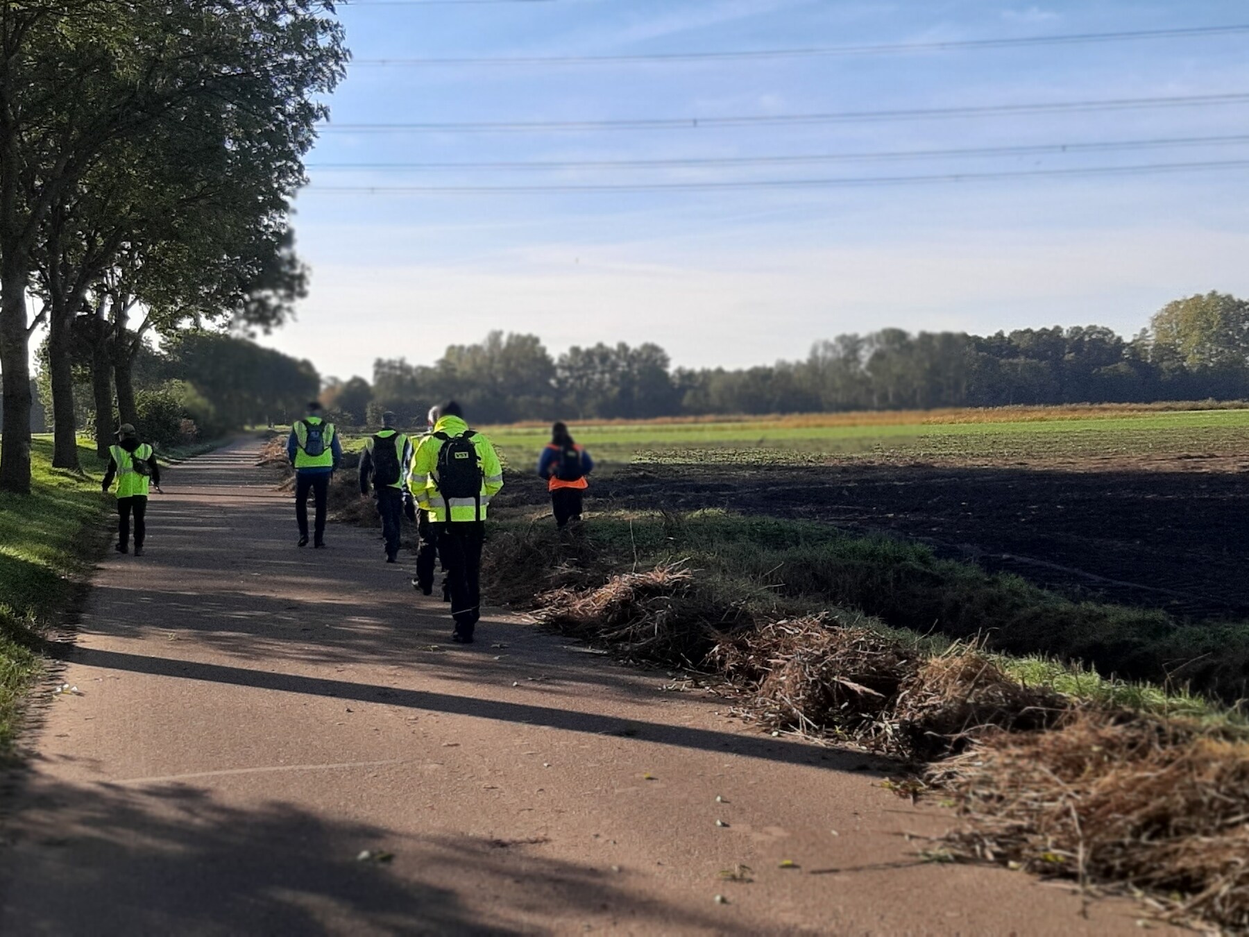 Oranje en gele hesjes speuren in de polder naar Hebe en Sanne: ‘Ik kan het niet loslaten’