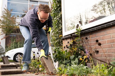 Tholen doet mee aan NK Tegelwippen, gemeente haalt tegels gratis op met tegeltaxi