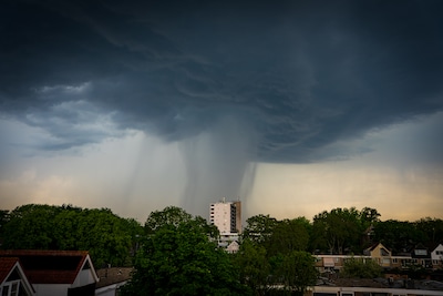 Bomen op de weg en blikseminslagen: door het hele land overlast door onweer