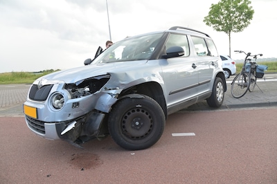 Twee auto’s botsen kruising in Etten-Leur, één bet