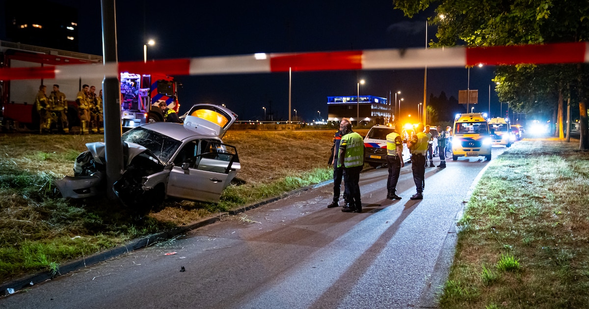 Meerdere zwaargewonden na crash tegen verkeerspaal in Rotterdam