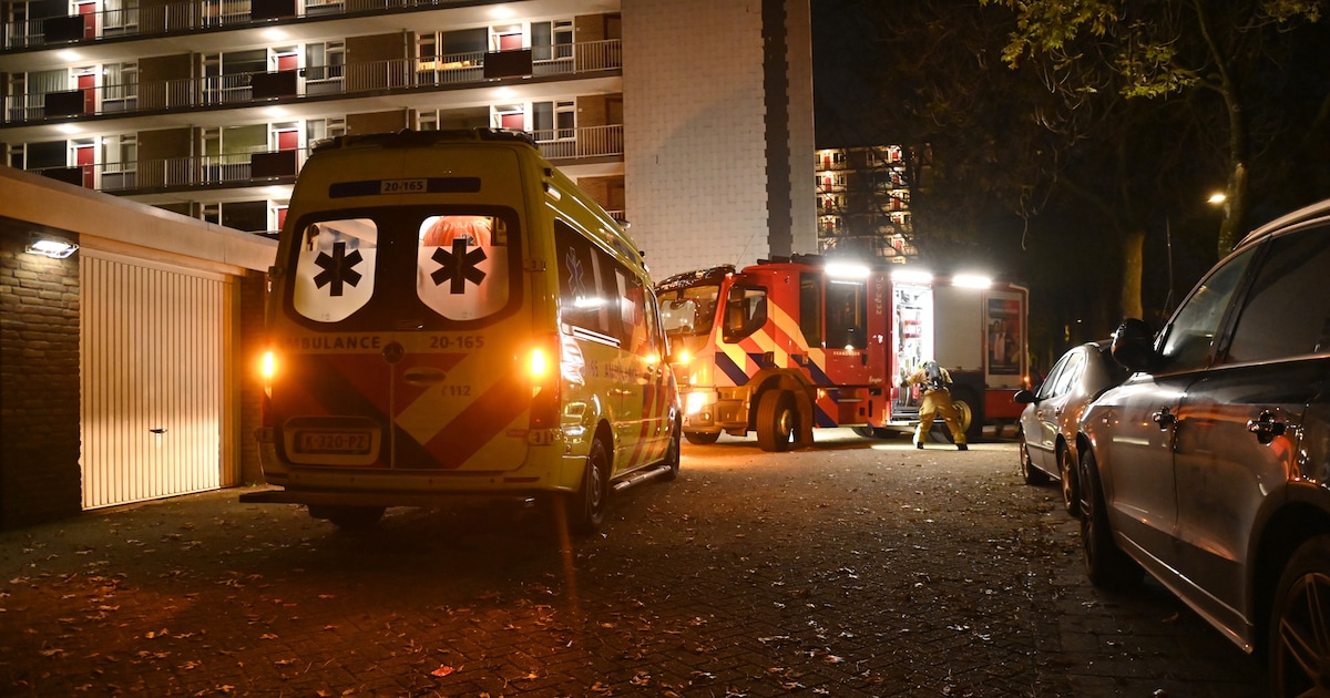 Buren moeten appartement uit door brand in flatwoning Breda, bewoner bekeken in ambulance