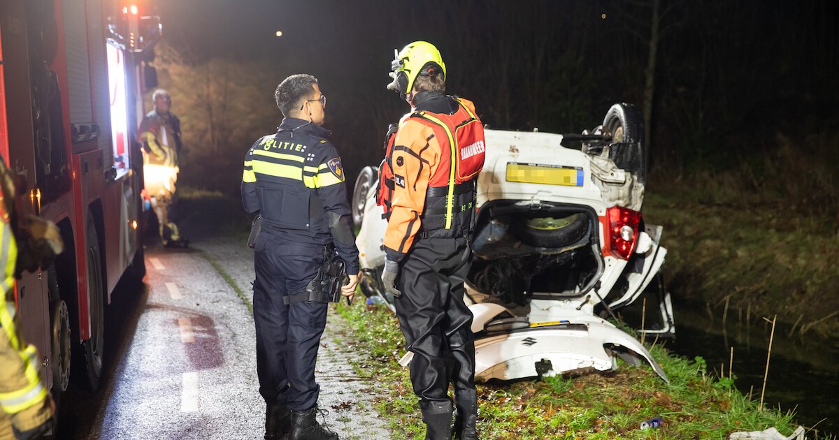 Brandweer in Lepelstraat ontdekt auto ondersteboven in sloot, inzittenden zijn spoorloos