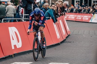 Roosendaler Julius van den Berg overwint sleutelbeenbreuk en hersenschudding en droomt hardop: ‘Tour de France is het grote doel’