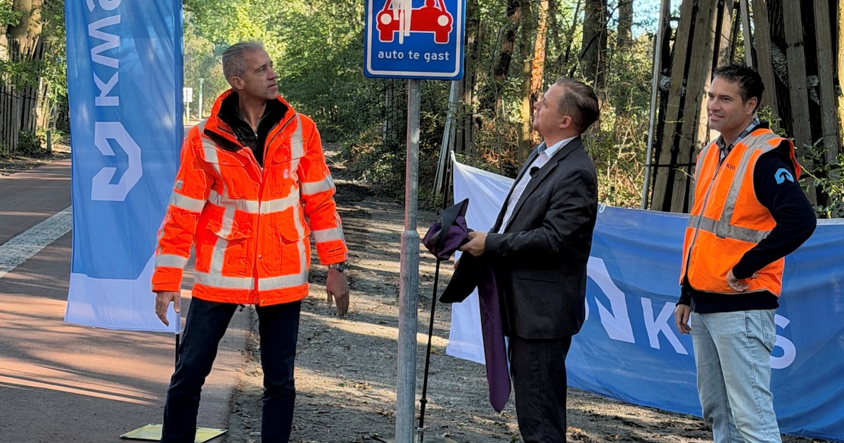 Wethouder Tack opent eerste fietsstraat Rucphen: ‘Als het een succes is, volgen er meer’