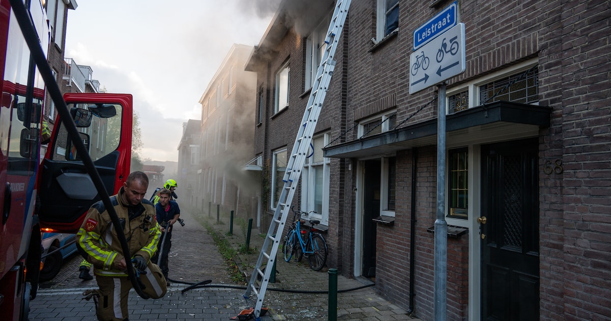Brand breekt uit tijdens werkzaamheden op dak van woning in Breda, vijf huizen ontruimd