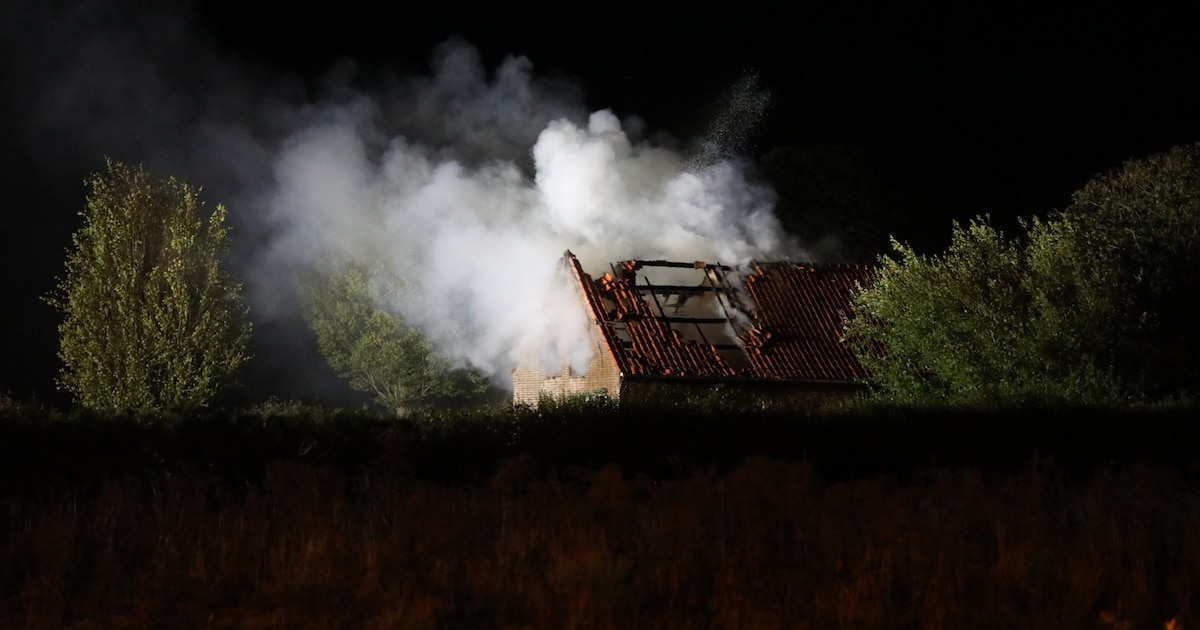 Brand in leegstaand pand in Roosendaal, brandweer rukt met veel materieel uit