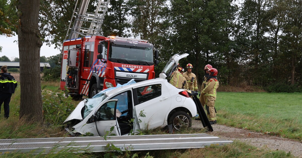 Jonge vrouw rijdt met auto tegen boom en raakt gewond