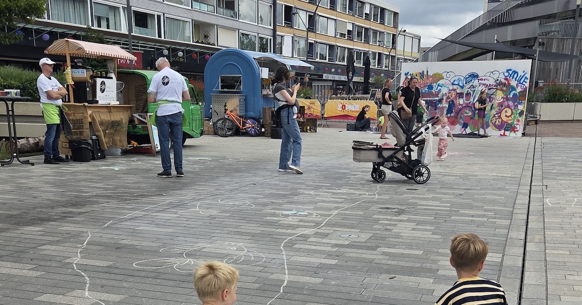 Stoepkrijt tegen saaie stenen: kinderen kleuren de Nieuwe Markt in Roosendaal, vader kijkt toe ‘voor