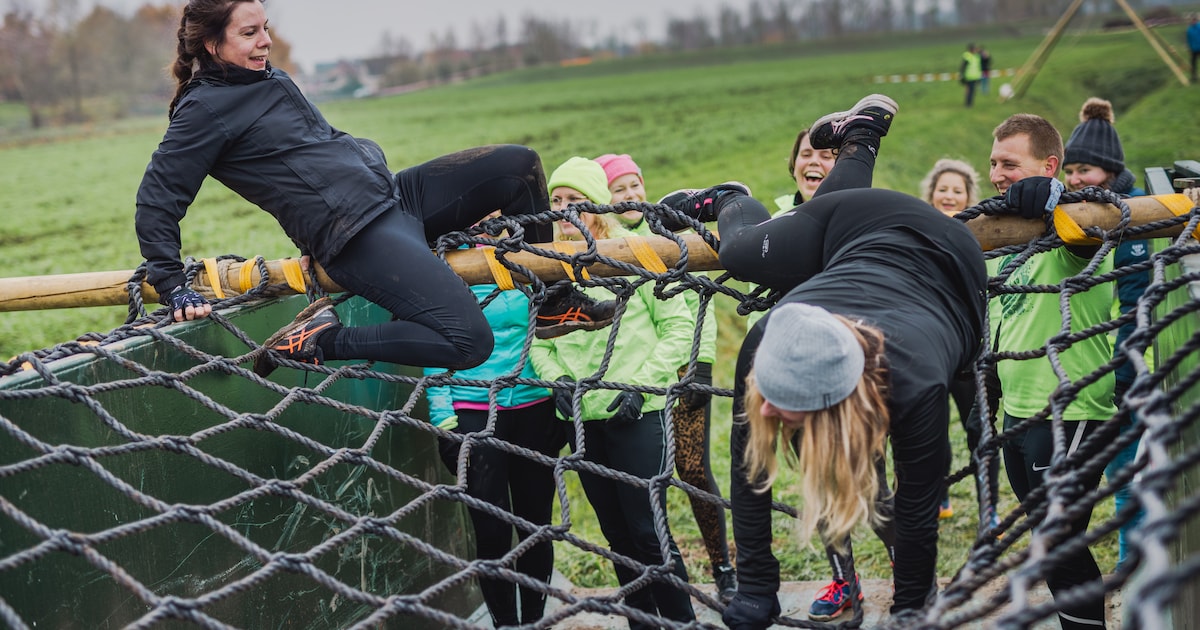 Honderden deelnemers trotseren 25 hindernissen tijdens Obstacle Run Oud ...