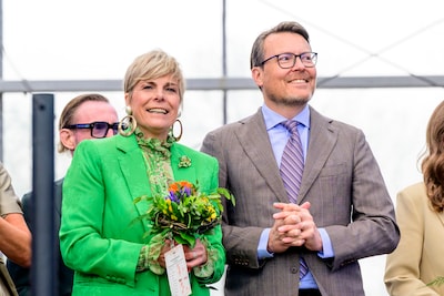 Eerst nog mantelpak à la Beatrix, nu metallic en korset: de opvallende stijlswitch van jarige Laurentien