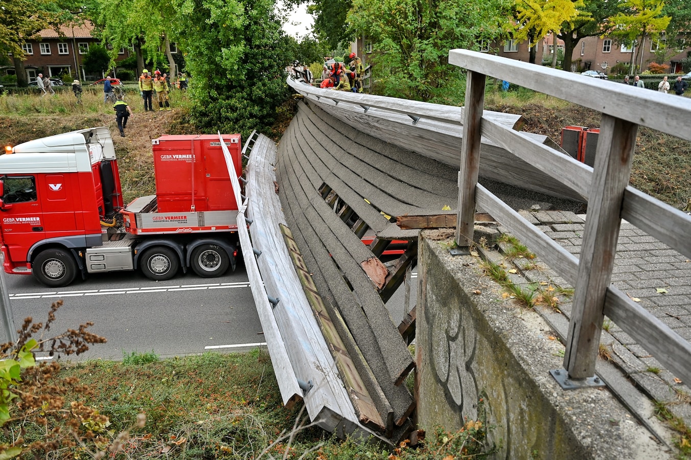 De vrachtauto zit vast onder de voetgangersbrug.