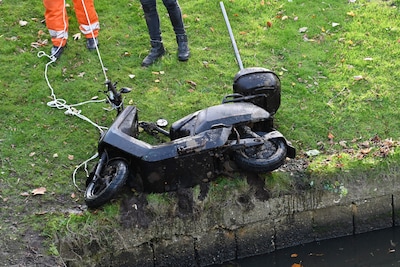 Scooter uit het water gehaald in Stadspark Valkenberg in Breda