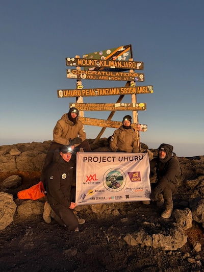 Ian (26) en zijn kameraden vestigen record: in minder dan 21 uur naar de top van de Kilimanjaro