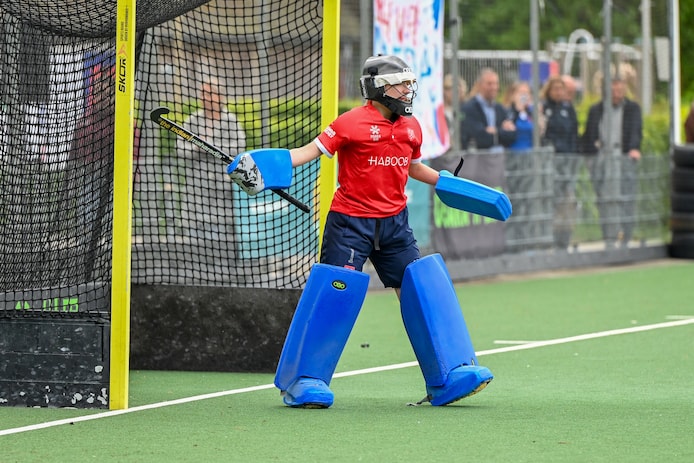 Keepster van Breda speelt voor de ogen van fanatiek meelevende oma ...