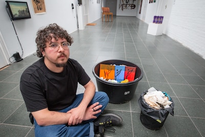 Namaakborsten, zwarte emmers en een celstraf: deze expositie