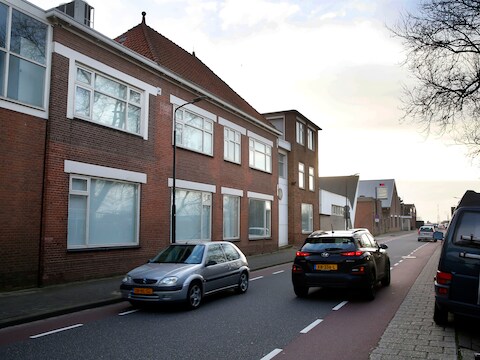 Het al jaren leegstaande kantoorpand aan de Rivierdijk, waarin Neptune arbeidsmigranten wil huisvesten.