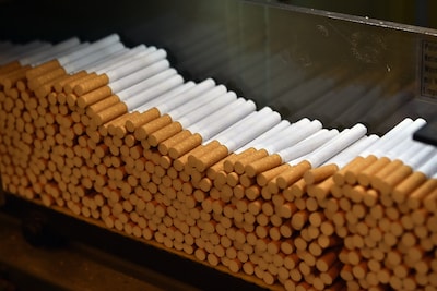 Duizenden illegale sigaretten en vapes in beslag genomen bij controle bij hotel in Moerdijk