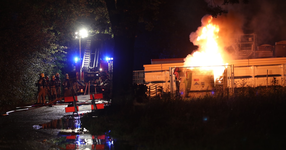 Veel rookontwikkeling bij brand in mobiele energieopslag op bouwplaats in Hoogerheide