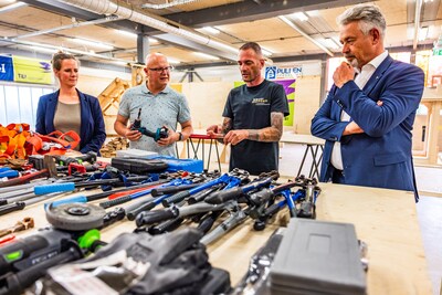 OM doneert gereedschap van drugsuithalers aan timmeropleiding: ‘Wij gaan er goede dingen mee doen in plaats van kwade’