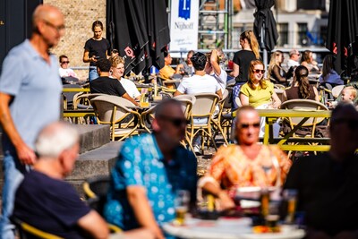 Nog één keer de regenjas ruilen voor een korte broek: voor horeca is deze vrijdag ‘een cadeautje’