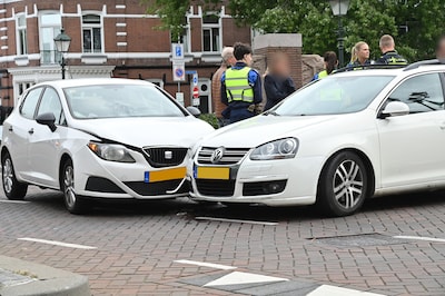 Botsing op kruispunt in Breda, bestuurder mee naar politiebureau: verdacht van rijden onder invloed