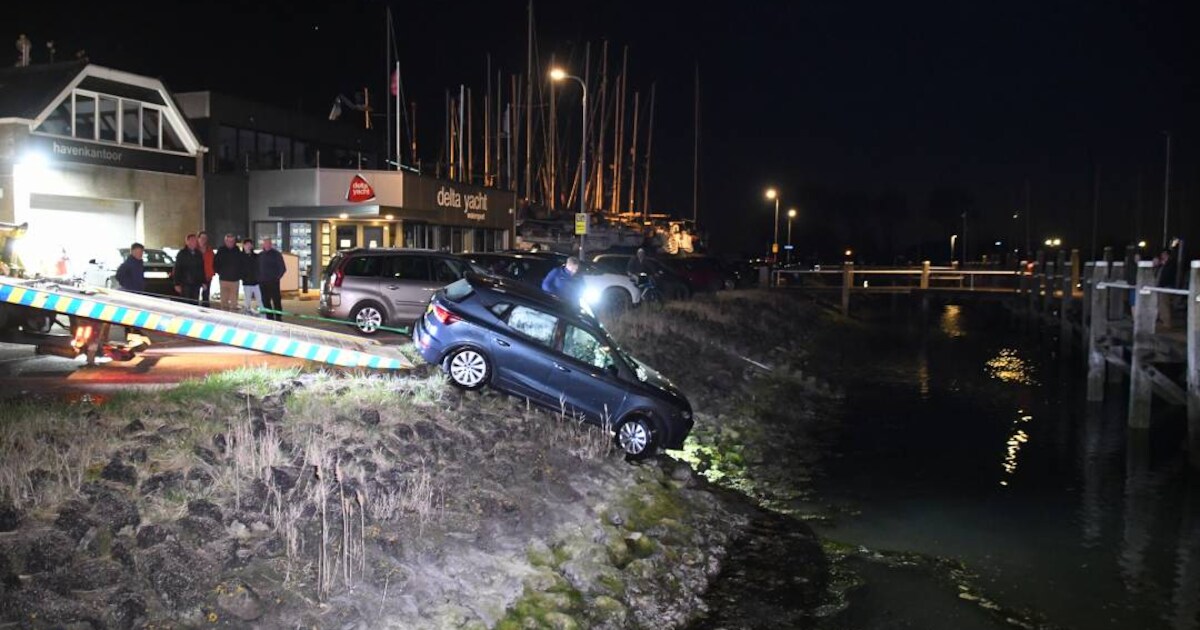 Auto rolt water in bij jachthaven Colijnsplaat