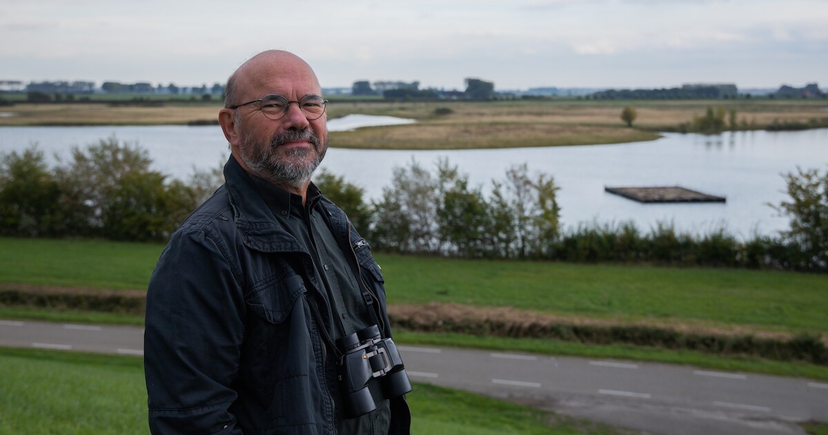 Oud-boswachter Peter Maas geeft inleiding bij film Whispers in the Woods in Oostburg