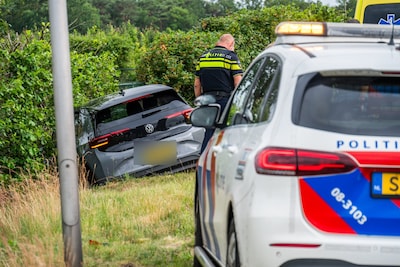Auto raakt van weg en eindigt in sloot in Klein-Zundert