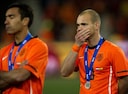 Sneijder en Van Bronckhorst treuren.