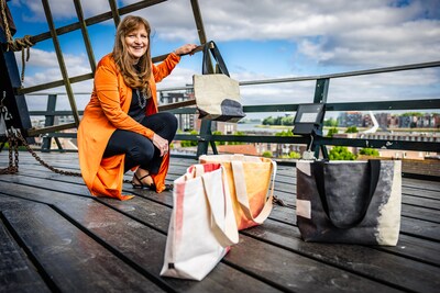 Naar de winkel met een stuk molenzeil onder je arm? ‘Waarom weggooien als je het nog kunt gebruiken?’