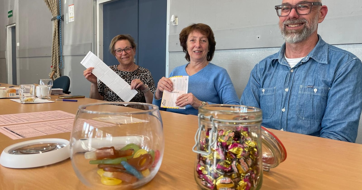 Het loopt nog geen storm, maar bij de stemlokalen houden ze de moed erin